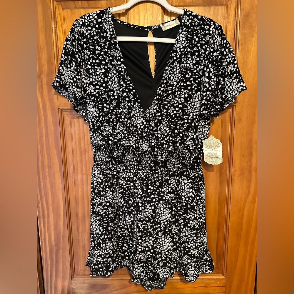 Altar’d State Women’s Large Black White Rayon Floral Romper Lined Short - New